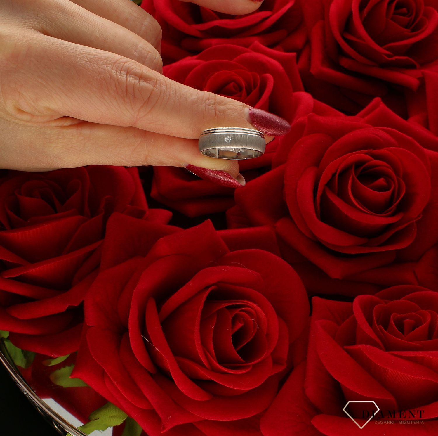 Złota obrączka damska półokrągła – Białe złoto z cyrkonią  Szerokość 6 mm  Rozmiar 14.jpg